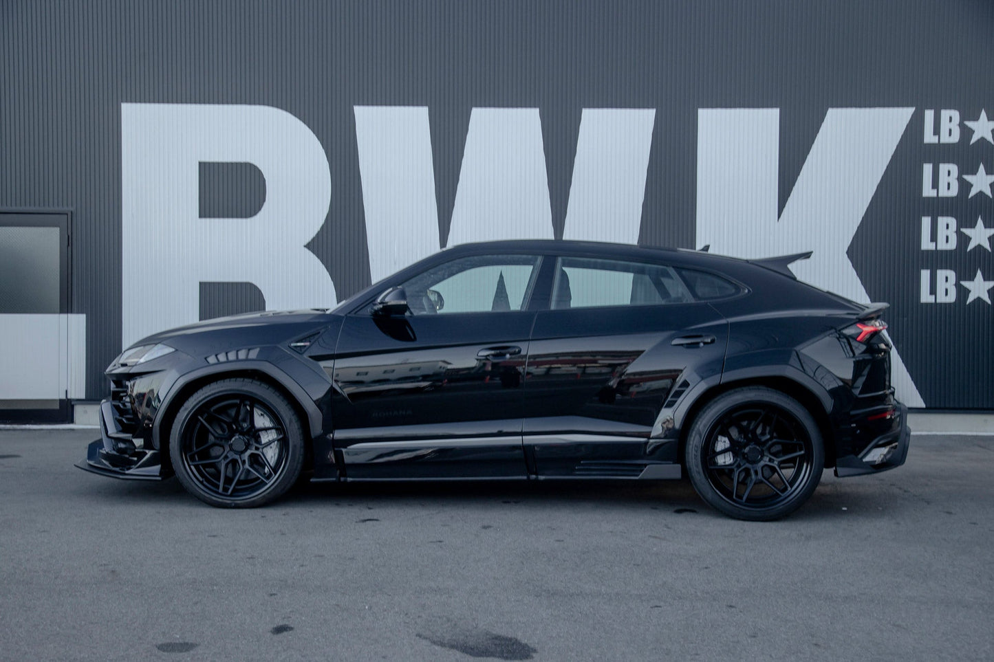 LB-WORKS URUS complete body kit with Bonnet Hood